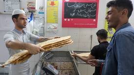 Iraníes recurren al consumo de pan al no poder comprar carne y arroz por el alto costo