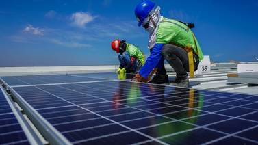 Gobierno impulsará energía solar privada para paliar aumento en tarifas por generación térmica