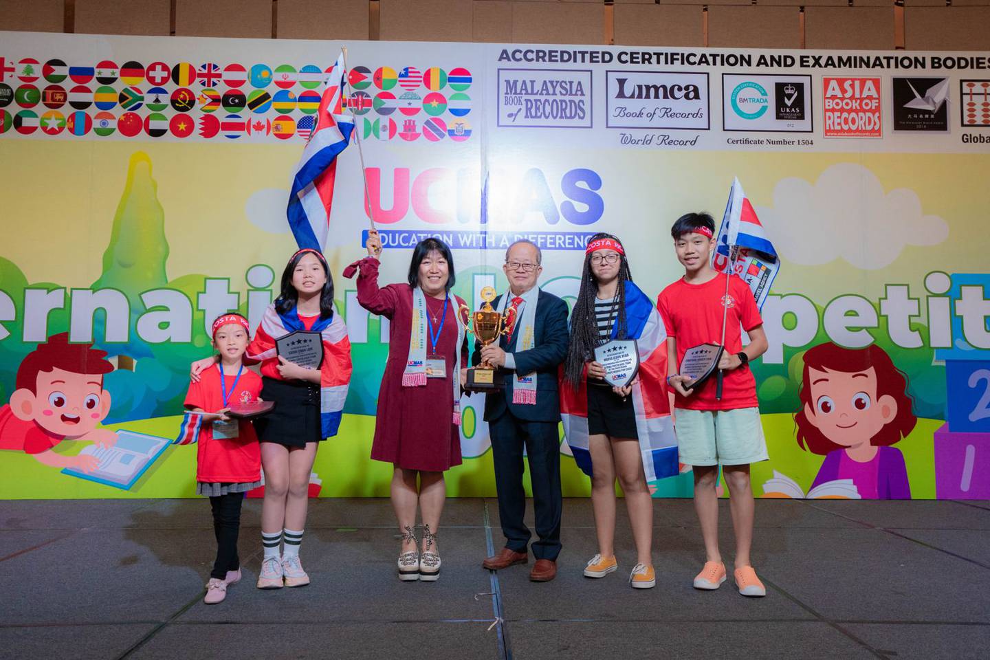 estudiantes costarricenses representaron al país en una Competencia Internacional de
aritmética mental llamada Malaysia International Competition,