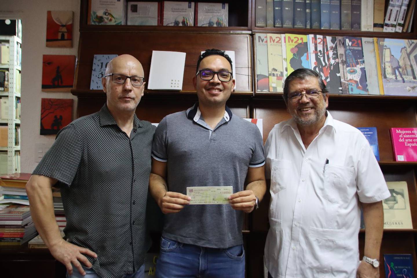 El año pasado, José Morales ganó un certamen de novela organizado por el Centro Cultural de España (CCE( y Uruk Editores. Acá el escritor posa junto al director del CCE, Ricardo Ramón Jarne, y el director de Uruk Editores, Óscar Castillo.