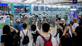 Aeropuerto de Hong Kong prohíbe escalas de pasajeros de más de 150 países