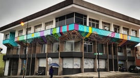 Mural con los edificios más emblemáticos de la capital llena de color el centro de San José 