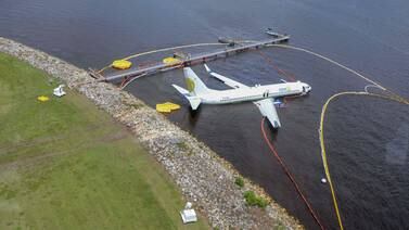Avión de Boeing que terminó en un río el fin de semana tenía una falla en el sistema de aterrizaje