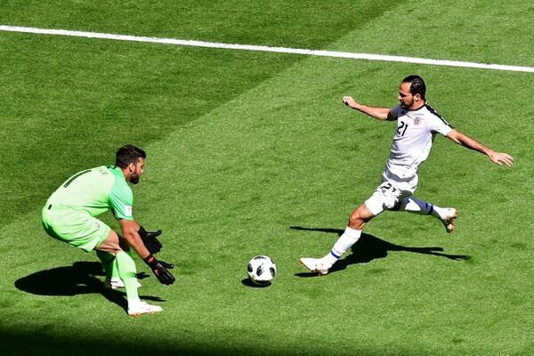 El arquero brasileño Alisson Becker (izquierda) cortó un balón ante el intento del atacante costarricense Marco Ureña (derecha). La 'Canarinha' superó 2 a 0 a la 'Tricolor', en la segunda fecha del grupo E del Mundial de Rusia 2018. Fotografía: AFP / Giuseppe.