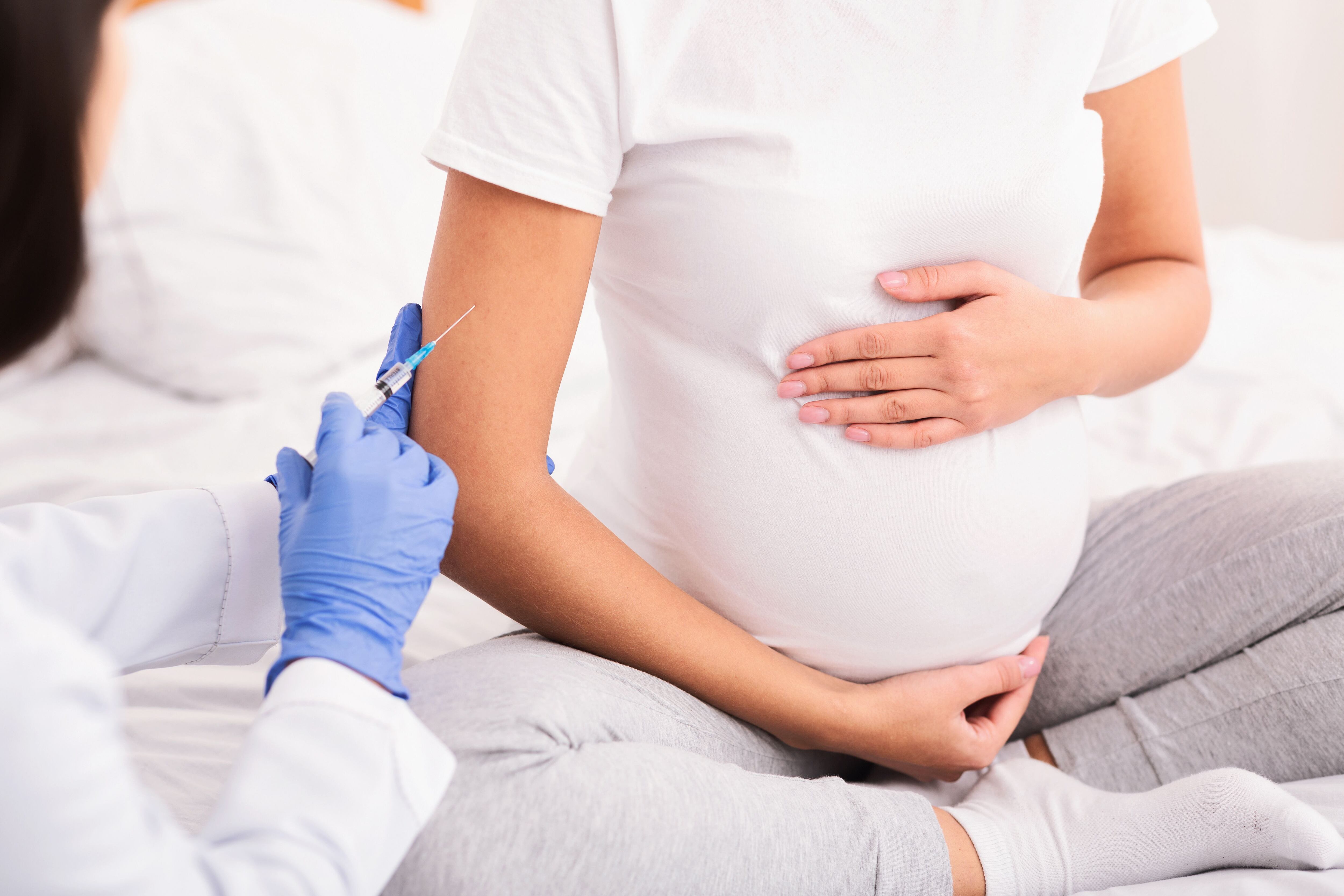 La vacuna se aplicaría en las mujeres, ellas desarrollarían anticuerpos que pasarían a su bebé.