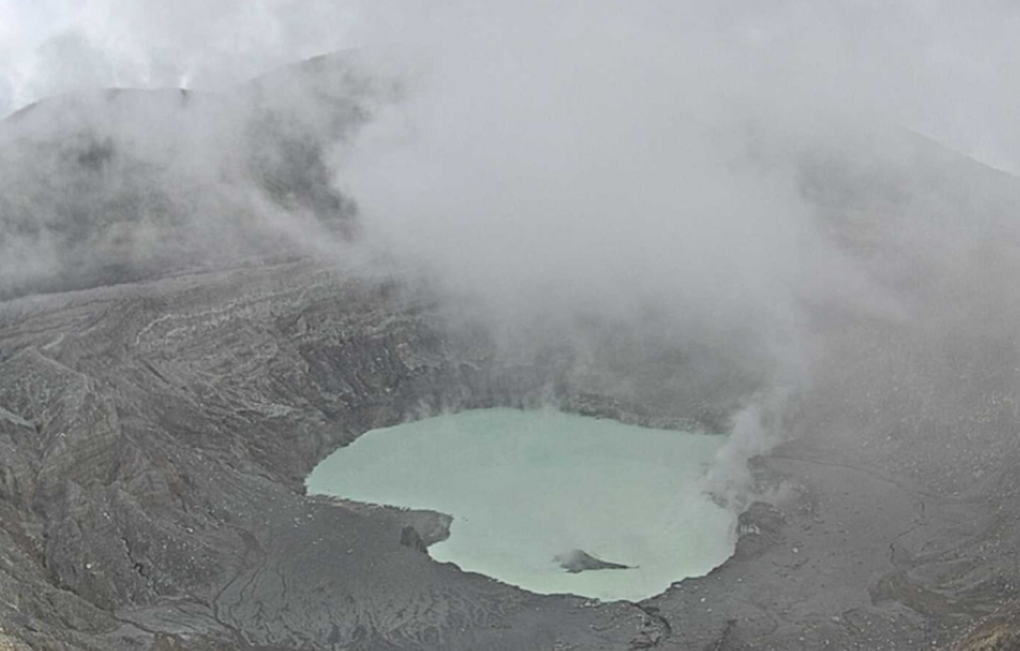 Este 24 de agosto poco antes de las 10 a. m. se disipó la nubosidad en el cráter. La apertura hacia la laguna Botos el año entrante será un atractivo adicional. Foto: Ovsicori.