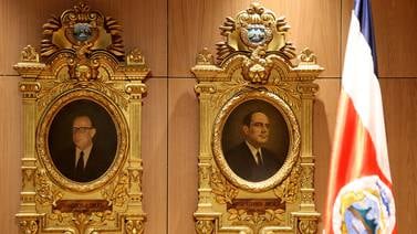 Salón de Expresidentes de la República, donde coinciden don Juanito, don Pepe y el Doctor