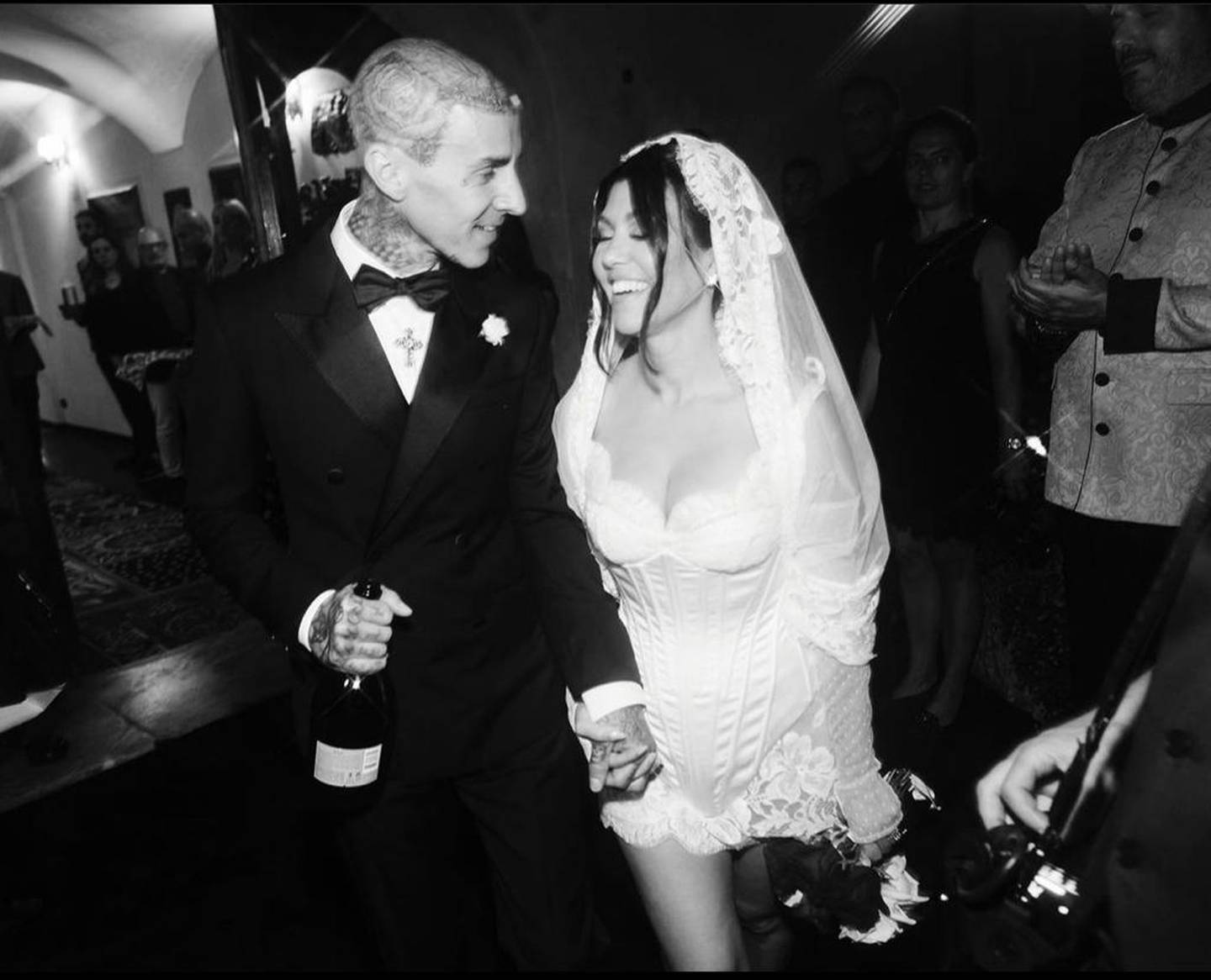 La famosa pareja de Kourtney Kardashian y Travis Baker grabaron sus tres ceremonias de matrimonio en el 2022, para un episodio del programa 'The Kardashians'.