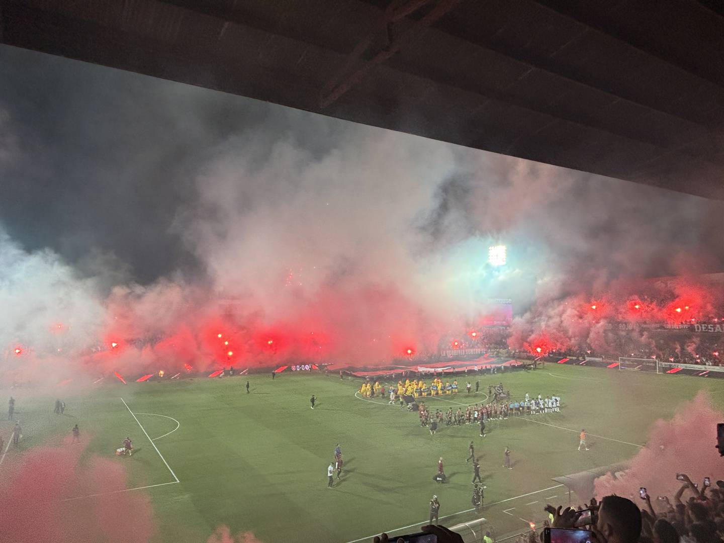 El Estadio Alejandro Morera Soto se llenó de color con la salida de Liga Deportiva Alajuelense y Saprissa al terreno de juego para disputar el clásico nacional.