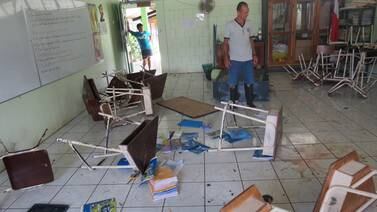 Delincuente destroza escuela en La Fortuna