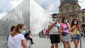 Francia pone fin al uso de la mascarilla al aire libre y el toque de queda