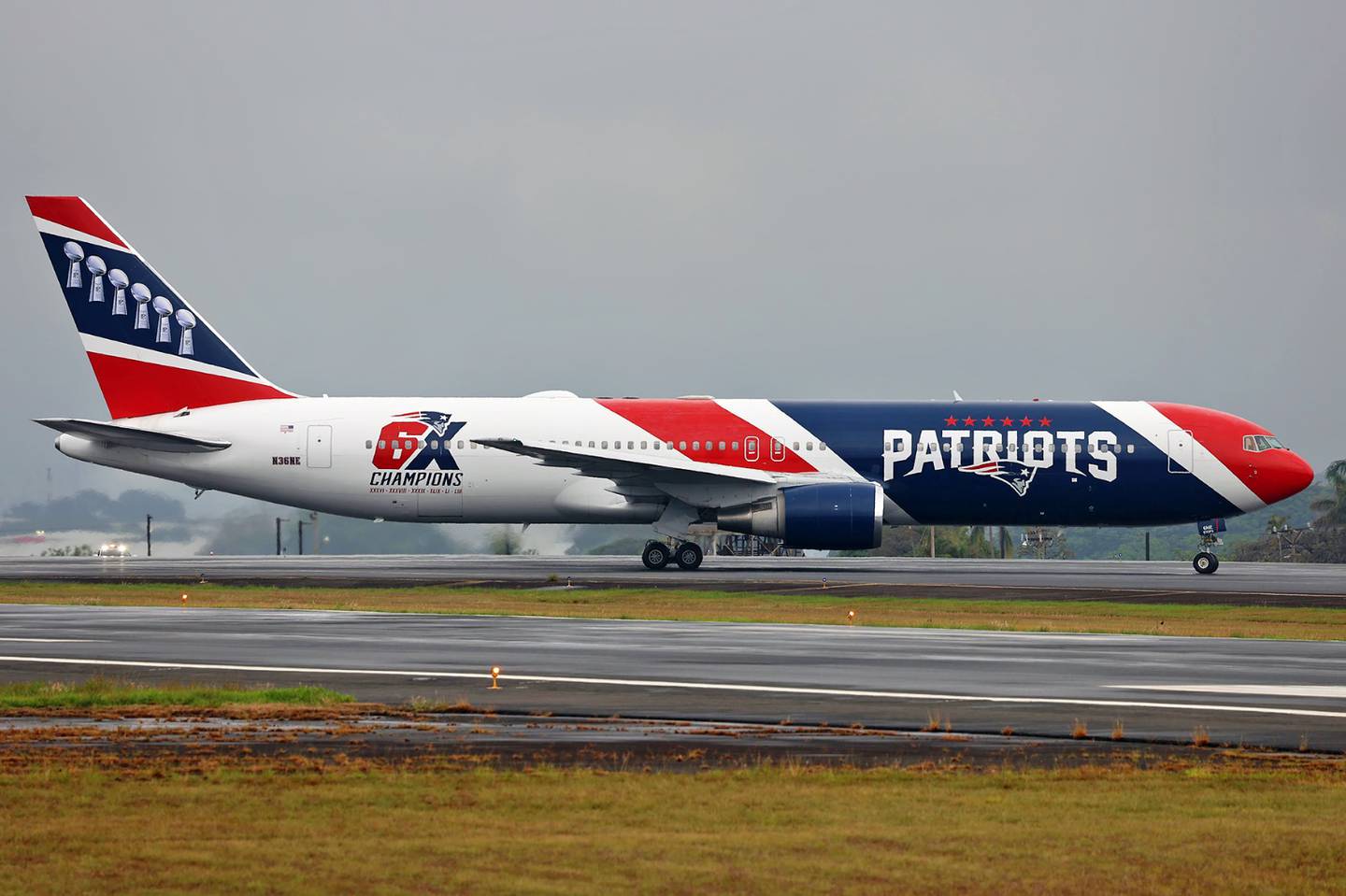 Este es el avión de los New England Patriots en el aeropuerto Juan Santamaría. Fotografía: Tomás Cubero