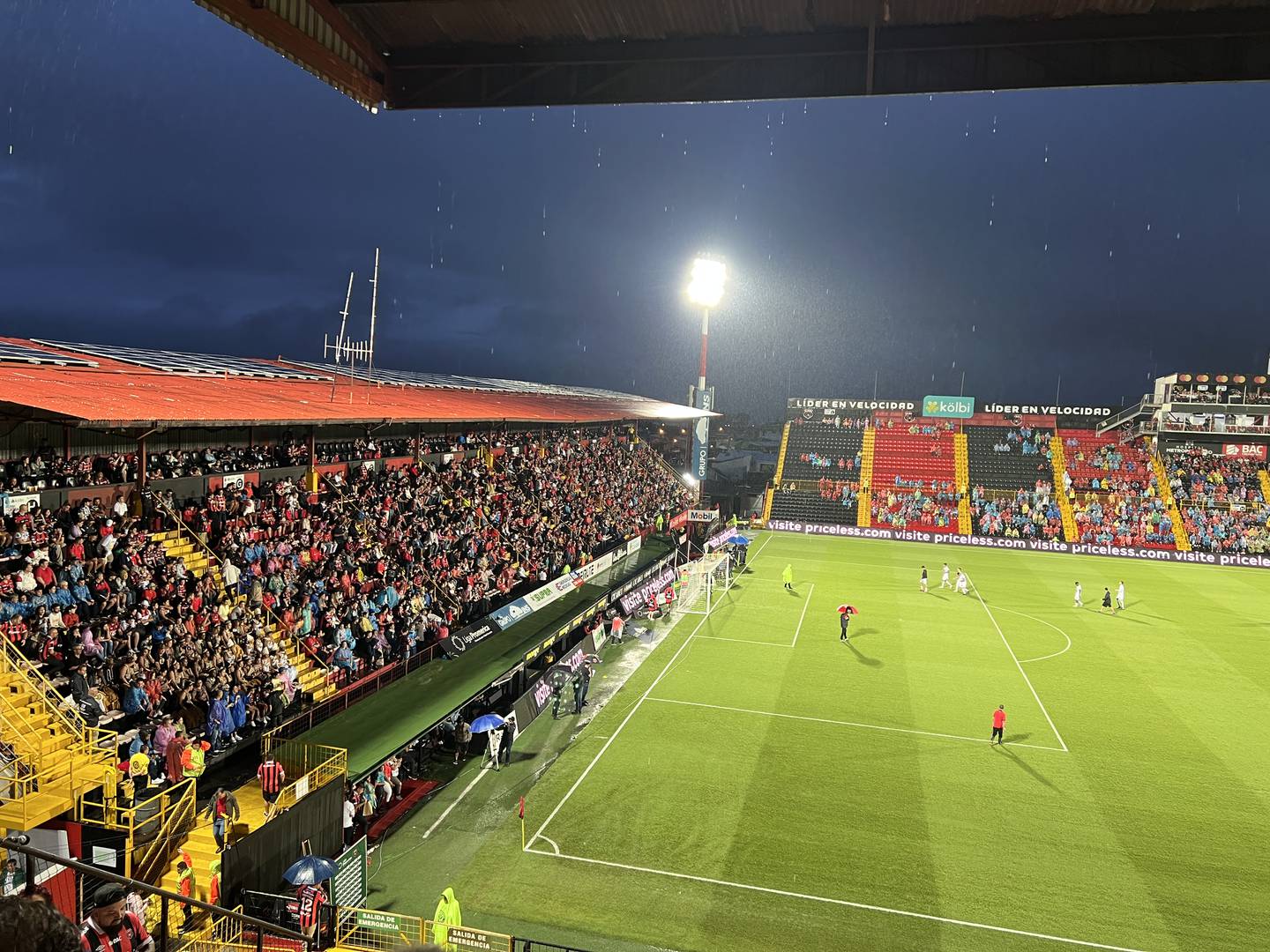 La afición de Liga Deportiva Alajuelense se mantuvo en las gradas a pesar de la larga espera para que el partido contra Sporting.