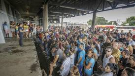 Panamá envía a emigrantes cubanos irregulares a frontera con Costa Rica