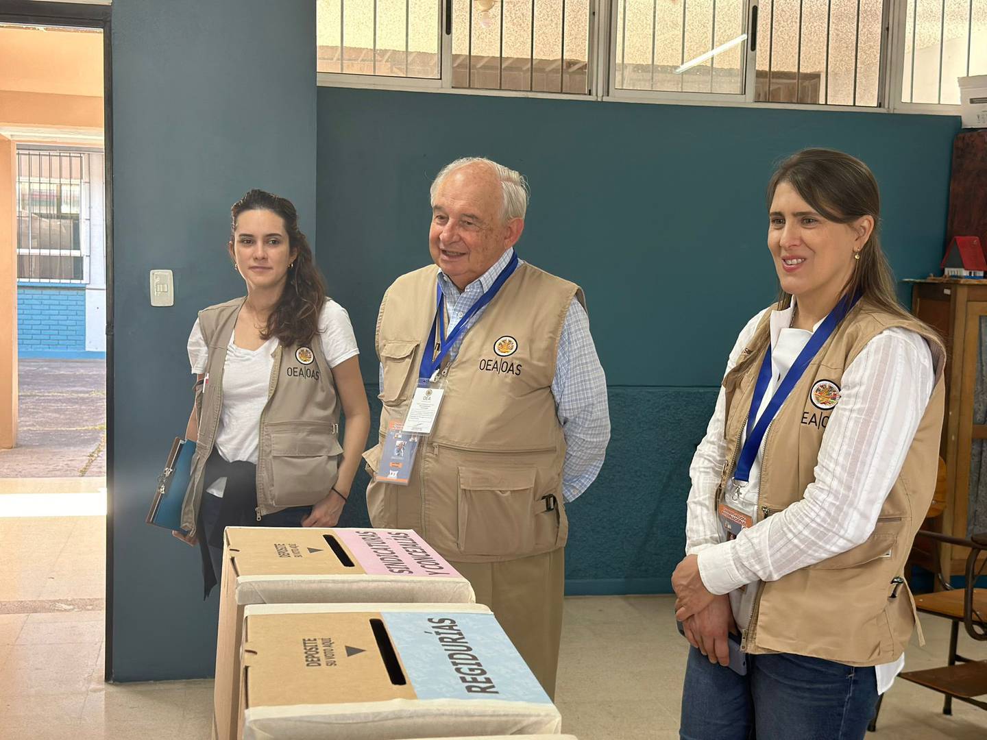 El sociólogo uruguayo Juan Pablo Corlazzoli visitó centros electorales de San José, Alajuela y Heredia durante los comisiones municipales de este domingo 4 de febrero.