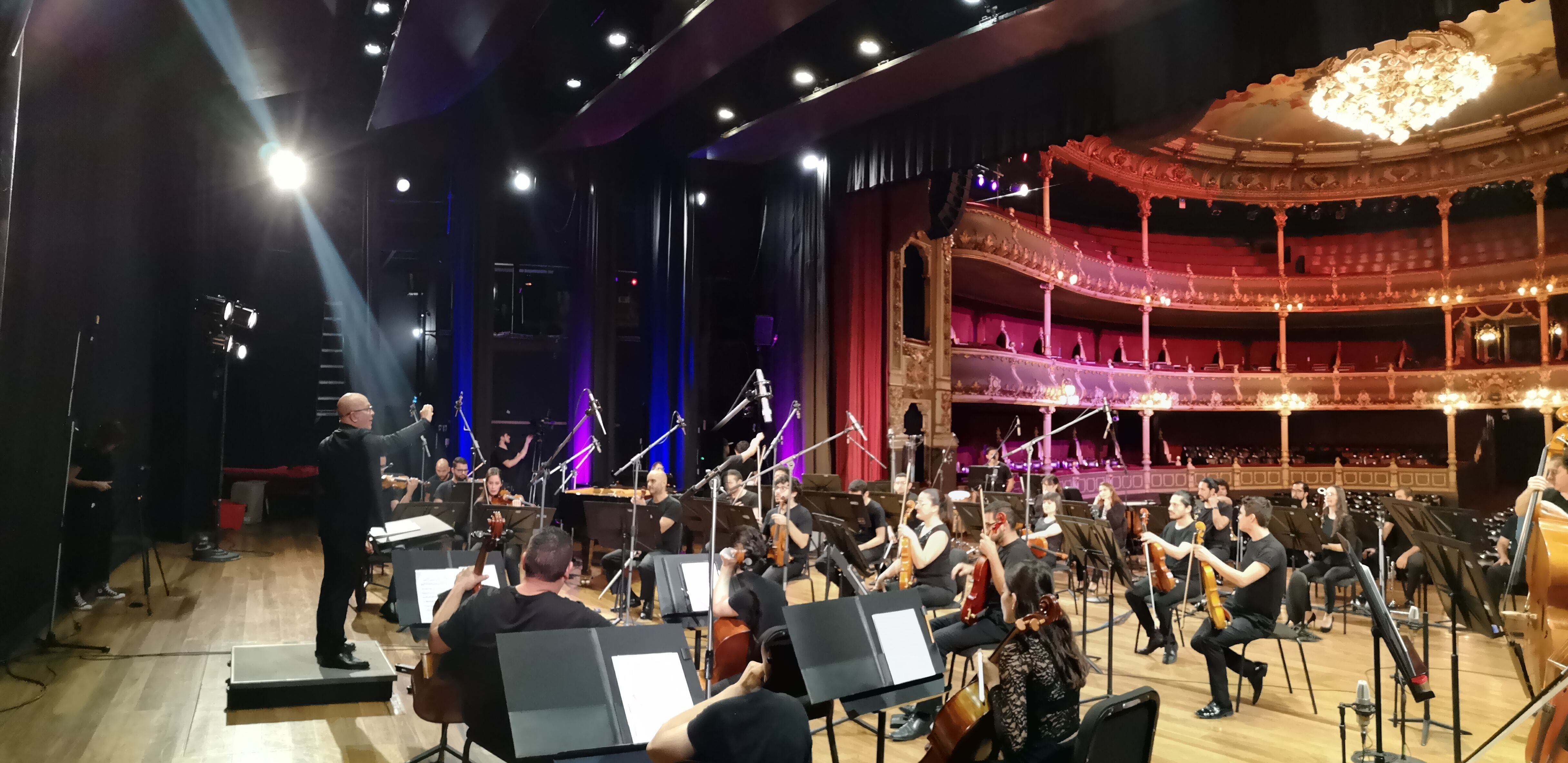 La Orquesta Sinfónica de Heredia tiene una larga historia que se extiende por seis décadas. Aquí en un concierto en el Teatro Nacional, bajo al dirección de su titular Eddie Mora.