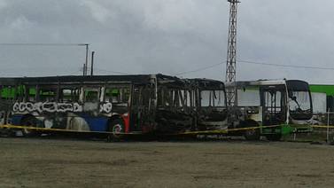 Ardieron tres buses ubicados en plantel de Ochomogo, Cartago