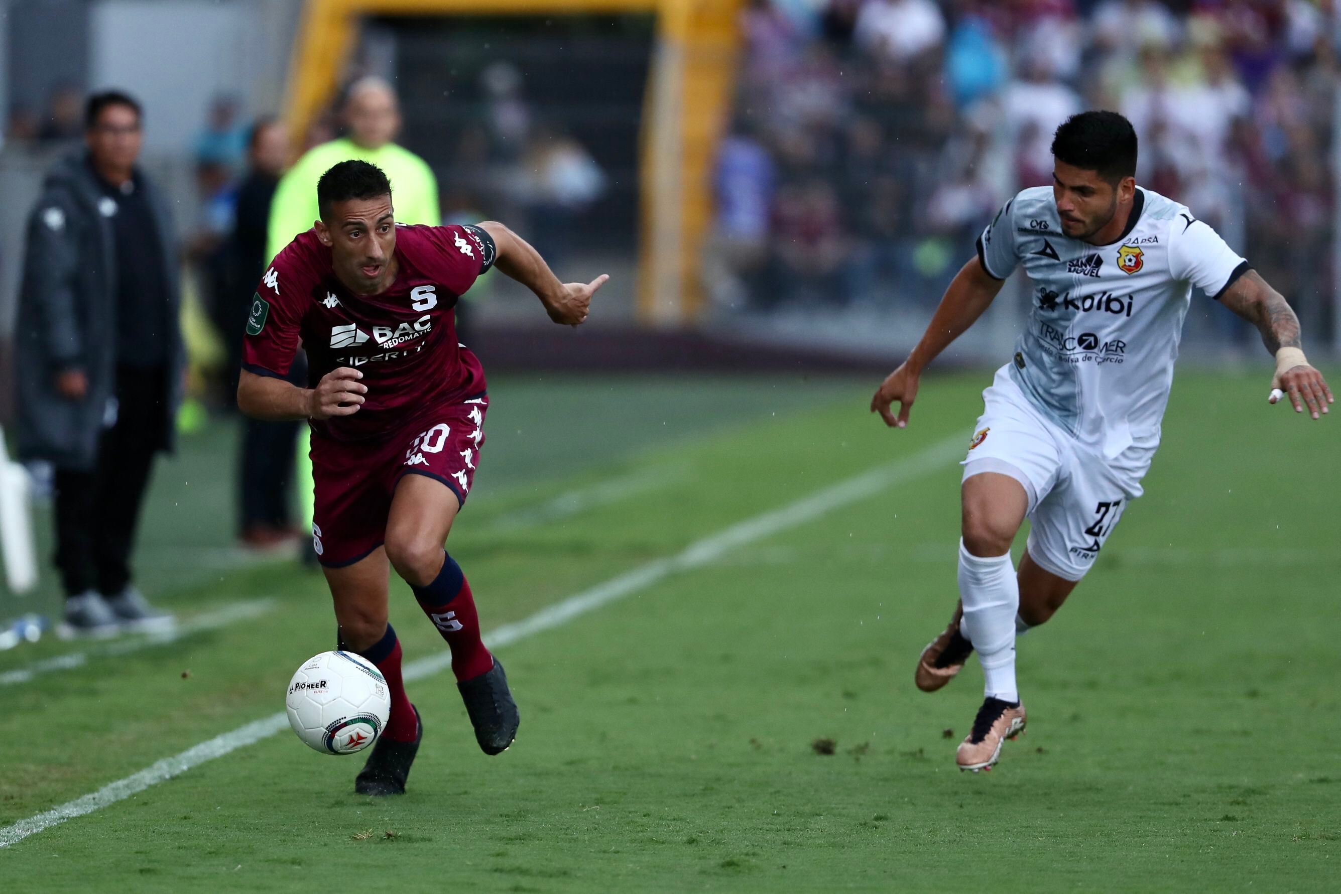 Saprissa derrotó a Herediano 2-0 la última vez que se enfrentaron, pero en el choque anterior, los florenses golearon 4-1. En la acción, Mariano Torres buscó superar a Gabriel Leiva.