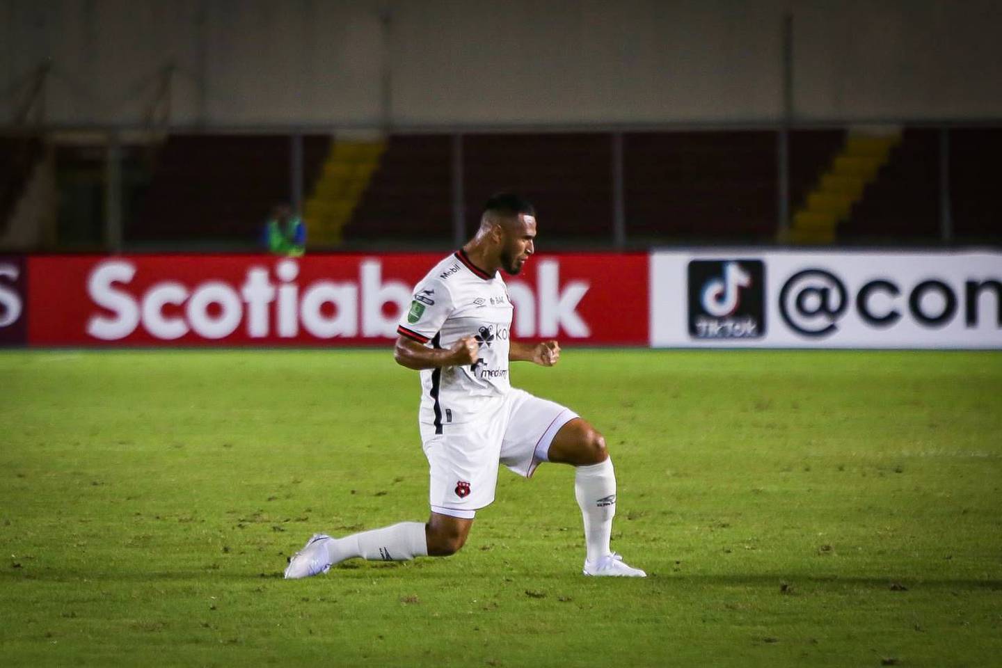 Alajuelense triunfó 1-0 ante el Sporting San Miguelito en Panamá. Foto: Prensa LDA