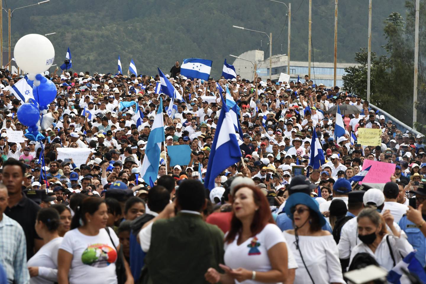 Miles de opositores protestaron este sábado en Honduras contra la presidenta Xiomara Castro, a quien acusan de abuso de poder debido al nombramiento de jefes de gobierno. la Fiscalía decidió por diputados oficialistas de una comisión del Congreso.