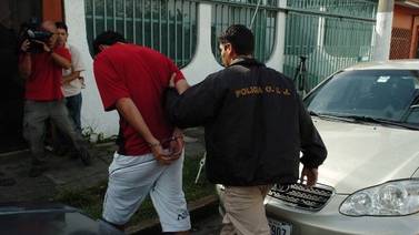 Tres policías presos por asalto a dueño de gasolinera