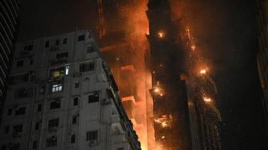 Incendio destruye rascacielos en construcción en Hong Kong