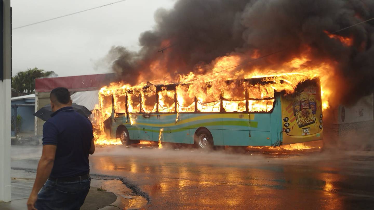 Las llamas devoraron por completo el autobús. Foto cortesía.