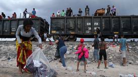 Miles de migrantes varados en México tras suspensión de trenes hacia frontera estadounidense