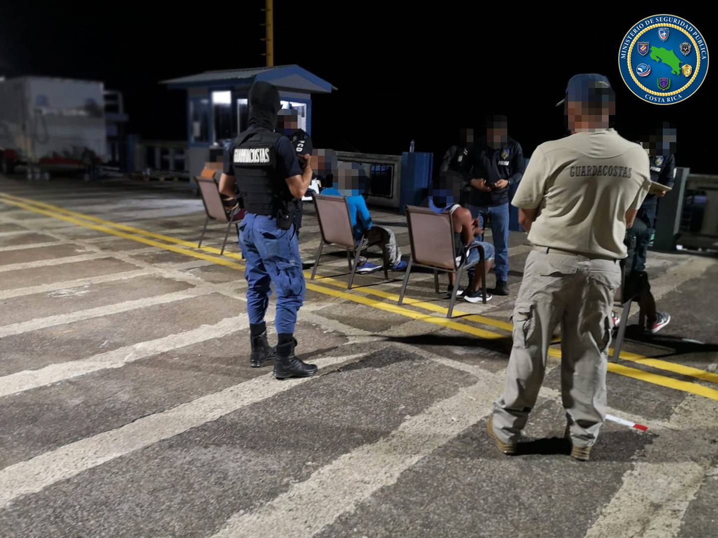 La acción policial se mantuvo hasta altas horas de la noche cuado se trasladó a los ocupantes de la lancha a la Fiscalía de Quepos. Foto: MSP.