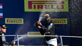 Hamilton gana caótico GP de la Toscana y acaricia récord de Schumacher 