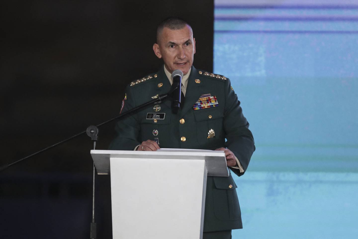 El comandante de las Fuerzas Militares de Colombia, Luis Mauricio Ospina, pronuncia un discurso durante el acto de disculpa pública del Gobierno por las ejecuciones extrajudiciales conocidas como 'falsos positivos' en Bogotá y Soacha.