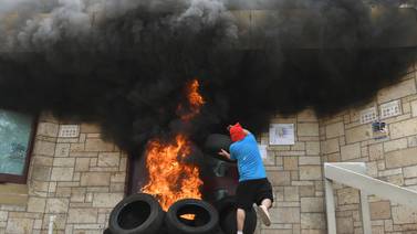 Encapuchados queman portón de embajada de Estados Unidos en Honduras durante protestas