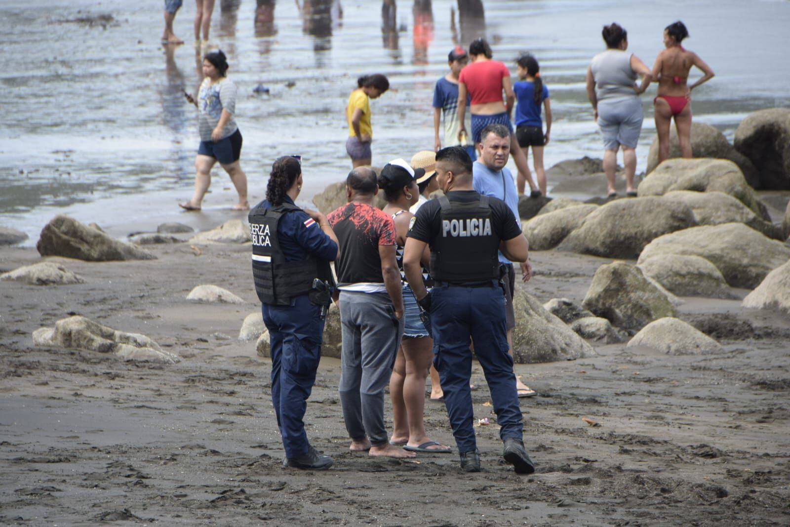 Dos jóvenes murieron ahogados en playa Caldera, este sábado. El OIJ se presentó al sitio para trasladar uno de los cuerpos encontrados a la Morgue Judicial. Foto: Andrés Garita.