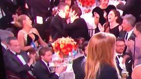 Ryan Reynolds y Andrew Garfield celebran premio de Ryan Gosling con beso