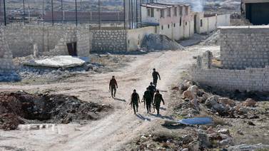 Familias intentan huir de los barrios sitiados de la ciudad siria de Alepo 