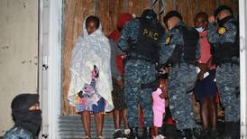 Policía de Guatemala encuentra a 54 migrantes haitianos en un contenedor