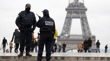 Policía francesa anda tras  pasos de hombre armado