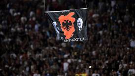 Graves incidentes provocan la suspensión del partido entre las selecciones de Serbia y Albania