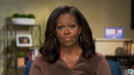 ‘Trump es el presidente equivocado’ para EE. UU., afirma ex primera dama Michelle Obama