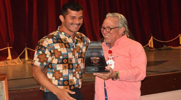 Andy Gamboa se mostró contento al recibir uno de los galardones en Cuba. Foto: Cortesía