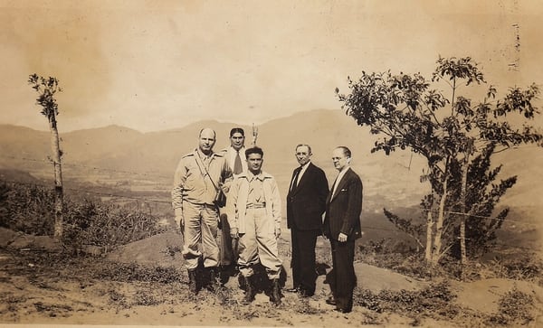 Lolo Morales Bolaños (centro), Rosendo Arguello (izquierda), el Dr. Eduardo Conrado Vado (atrás) y dos directivos de la Legión Caribe en la hacienda La Lucha en 1948. Foto: Cortesía de Lolo Morales (hijo).