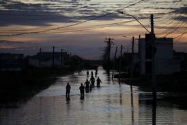 ‘Solo quiero ver mi casa’: imágenes revelan carrera contrarreloj para salvar lo posible en sur de Brasil
