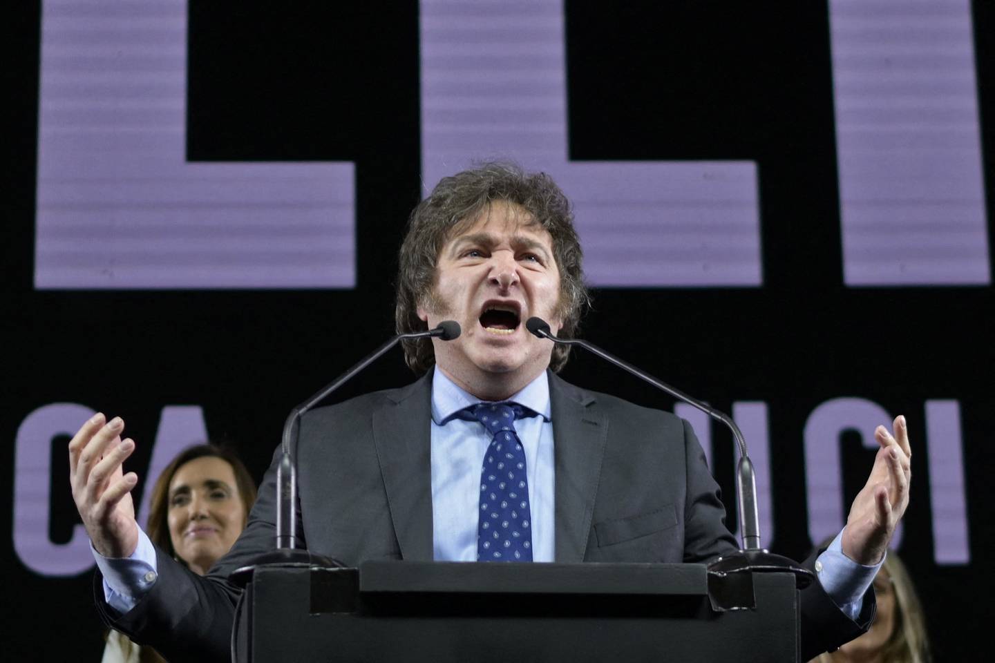 Hace tan solo dos años, Javier Milei dio un giro inesperado a su carrera al ingresar a la política y ser elegido diputado en Argentina.