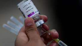 AstraZeneca afirma que tercera dosis de su vacuna aumenta con fuerza anticuerpos contra ómicron
