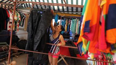 Cuba cierra tiendas de ropa y cines particulares