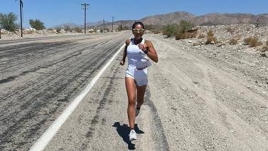 Ultramaratonista tica desafía las altas temperaturas del Valle de la Muerte en California 