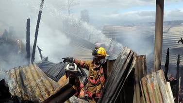 Bomberos hallan un fallecido al realizar escombreo de incendio en Quepos