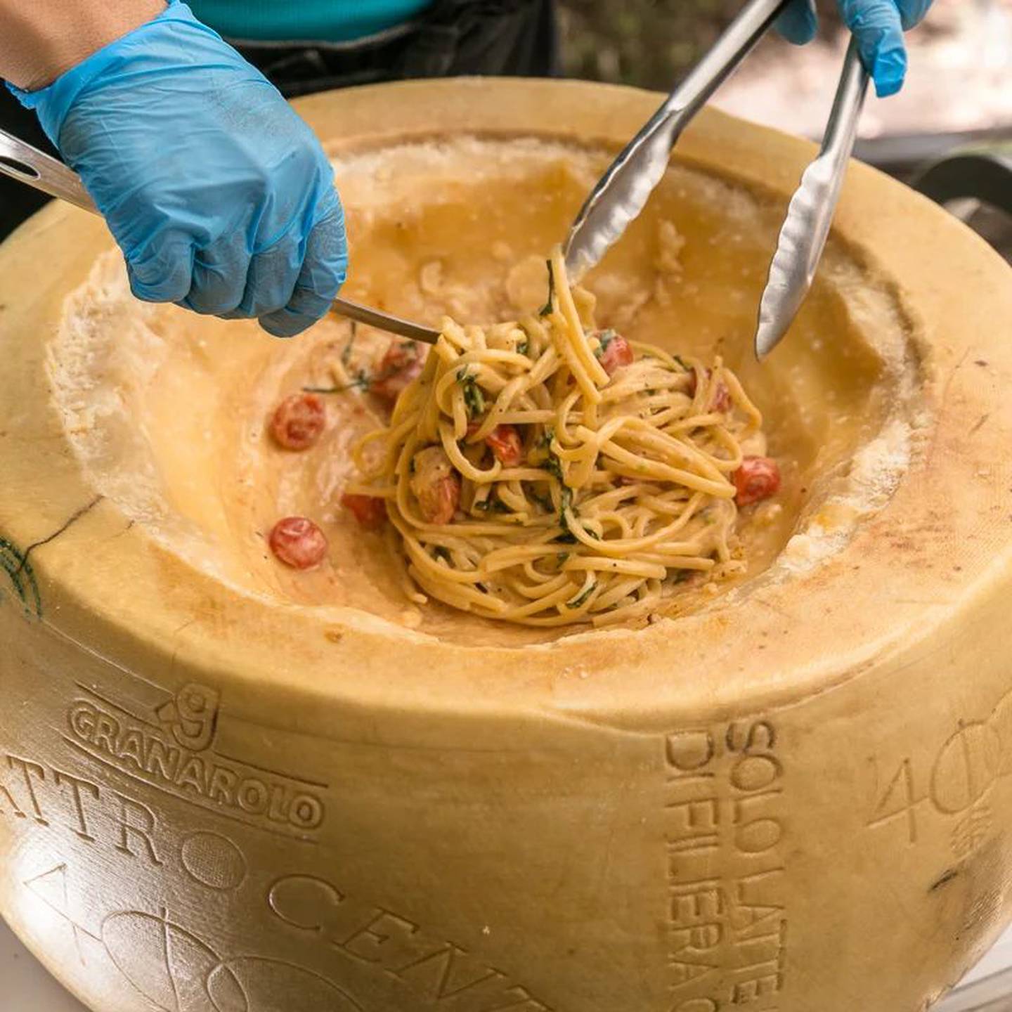 La pasta favorita de la chef Lorena es la que se prepara en una rueda de queso reggiano parmesano.