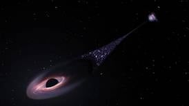Agujero negro con estela de jóvenes estrellas anda suelto por el espacio