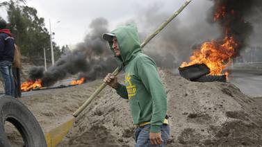 Un muerto en quinto día de protestas contra alza de combustibles en Ecuador 